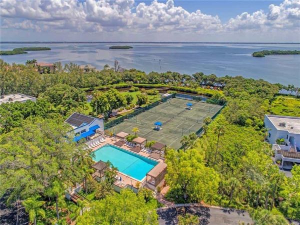 Longboat Key 2 Bedroom Vacation Villa Walk to Beach & Bay