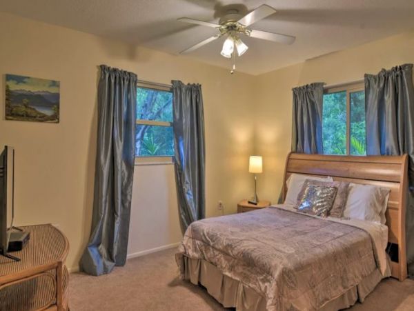 Sarasota Three Bedroom Vacation Home Rental With Caged Pool