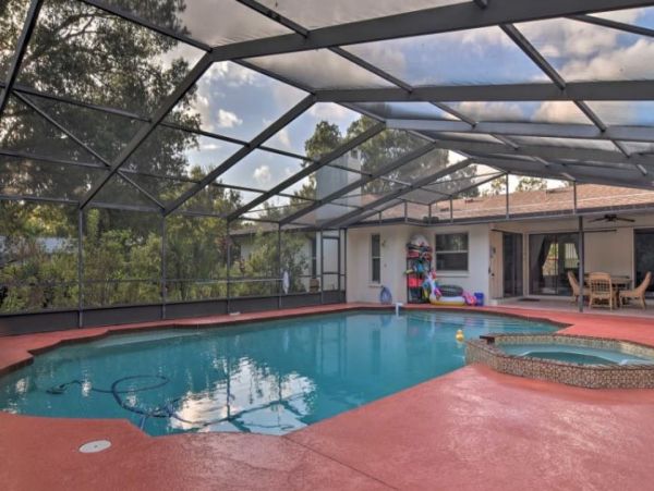 Sarasota Three Bedroom Vacation Home Rental With Caged Pool