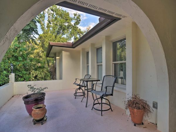Sarasota Three Bedroom Vacation Home Rental With Caged Pool