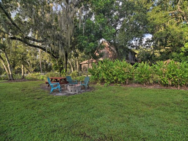 Sarasota Three Bedroom Vacation Home Rental With Caged Pool