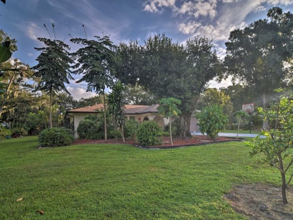 Sarasota Three Bedroom Vacation Home Rental With Caged Pool