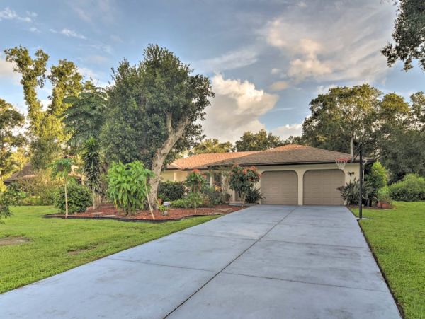 Sarasota Three Bedroom Vacation Home Rental With Caged Pool