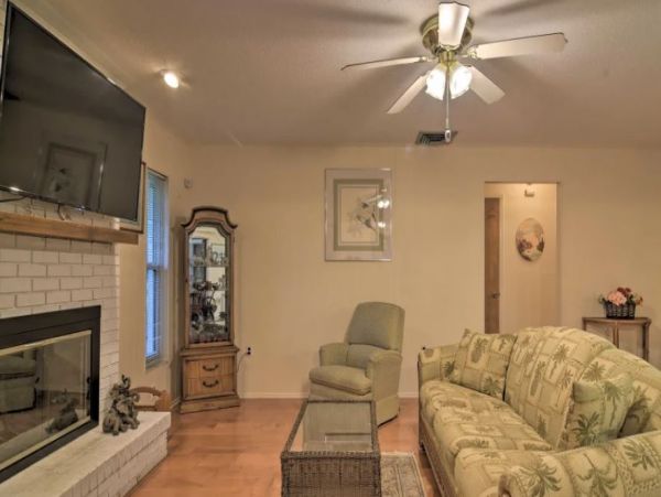 Sarasota Three Bedroom Vacation Home Rental With Caged Pool
