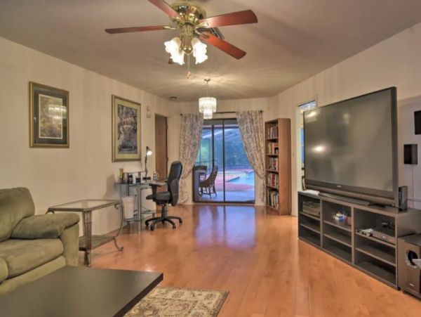 Sarasota Three Bedroom Vacation Home Rental With Caged Pool