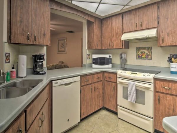 Sarasota Three Bedroom Vacation Home Rental With Caged Pool