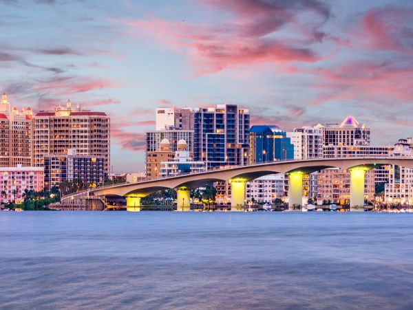 Sarasota Three Bedroom Vacation Home Rental With Caged Pool