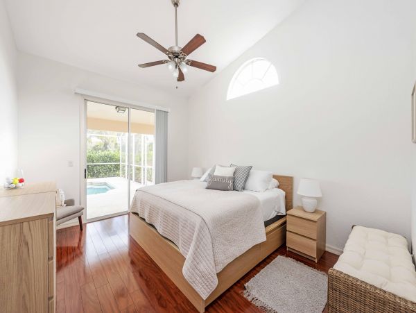 Beautiful 3 Bedrooms Vacation Pool Home in Bradenton Beach