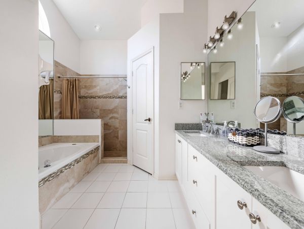 Beautiful 3 Bedrooms Vacation Pool Home in Bradenton Beach