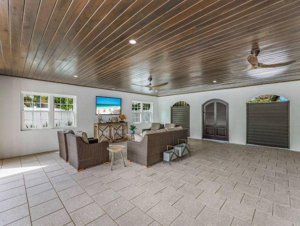 Beautiful 4 Bedroom Canal Front Home in Anna Maria Island