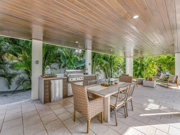 Beautiful 4 Bedroom Canal Front Home in Anna Maria Island