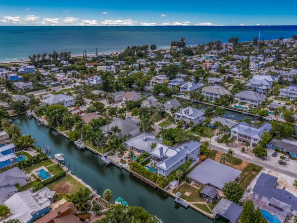 Beautiful 4 Bedroom Canal Front Home in Anna Maria Island