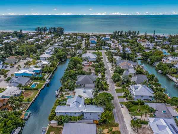 Beautiful 4 Bedroom Canal Front Home in Anna Maria Island