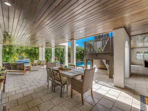 Beautiful 4 Bedroom Canal Front Home in Anna Maria Island