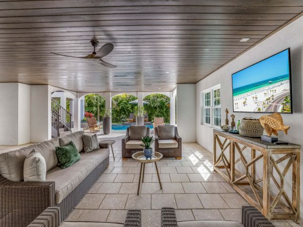 Beautiful 4 Bedroom Canal Front Home in Anna Maria Island
