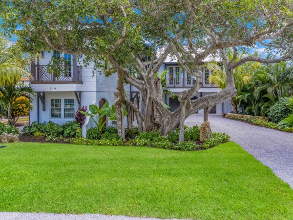 Beautiful 4 Bedroom Canal Front Home in Anna Maria Island