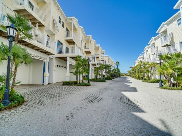 Beautiful Gulf to Bay 4 Bedroom Townhome in Bradenton Beach