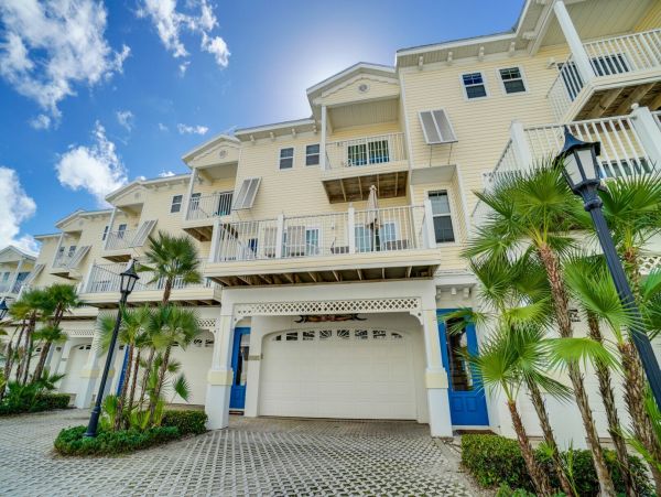 Beautiful Gulf to Bay 4 Bedroom Townhome in Bradenton Beach