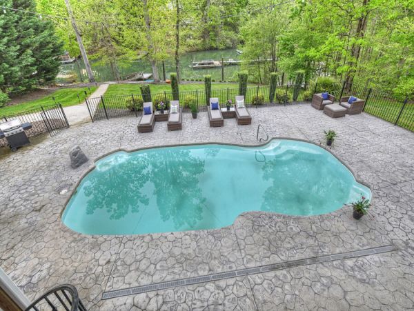 Lake Front North Carolina Vacation Pool Home