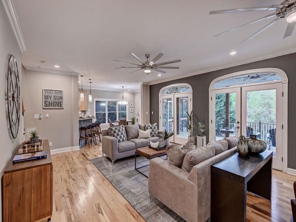 Lake Front North Carolina Vacation Pool Home