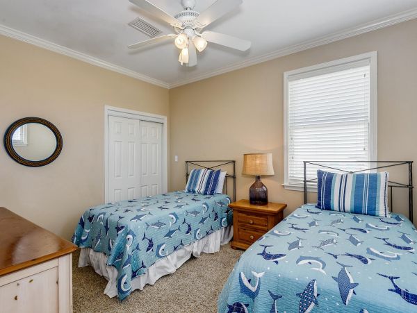 Beachside Six Bedroom Vacation Rental Home in Orange Beach