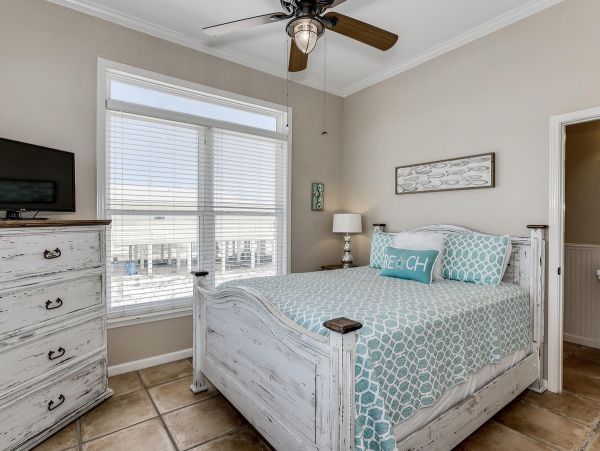 Beachside Six Bedroom Vacation Rental Home in Orange Beach