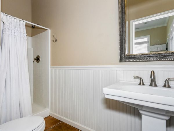 Beachside Six Bedroom Vacation Rental Home in Orange Beach