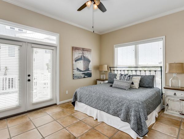 Beachside Six Bedroom Vacation Rental Home in Orange Beach