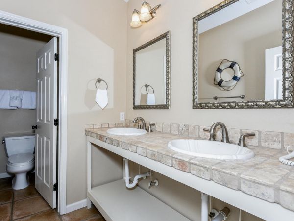 Beachside Six Bedroom Vacation Rental Home in Orange Beach