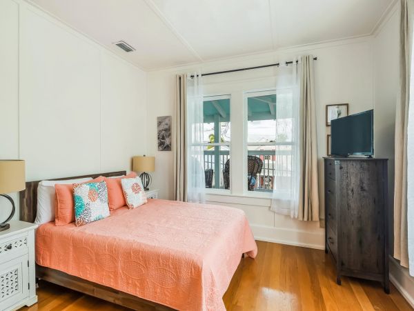 Stylish Home and Guest Hose with Shared Pool in Key West