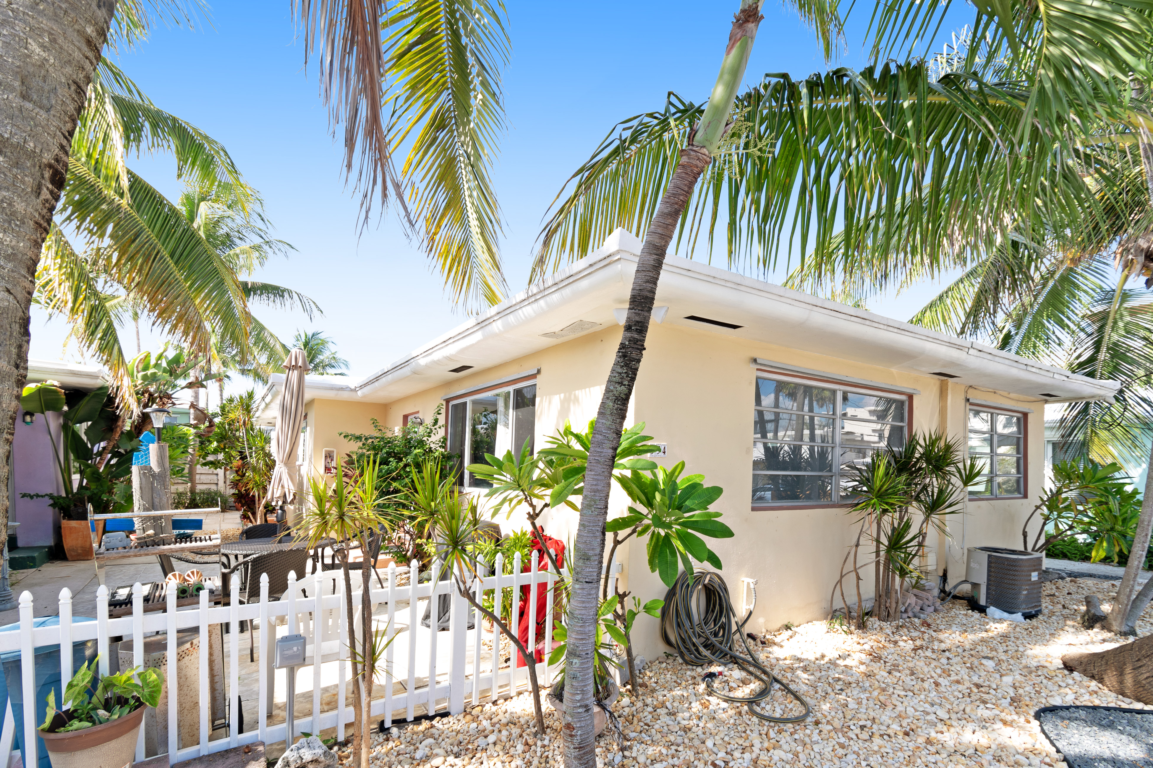 Hollywood Condo 962359