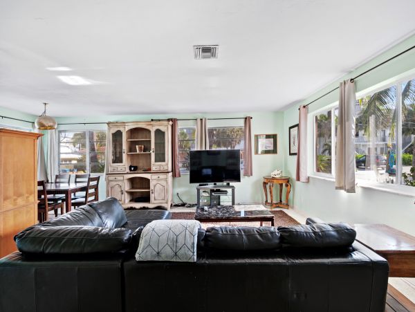 Hollywood Condo 962359
