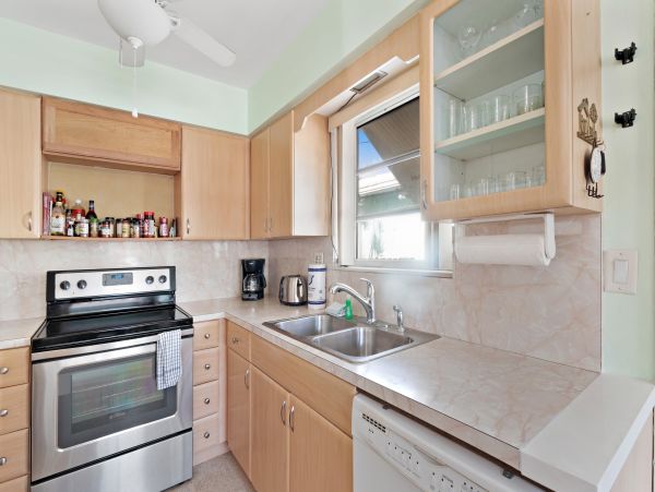 Hollywood Condo 962359
