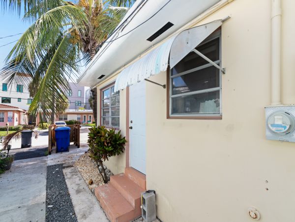 Hollywood Condo 962359