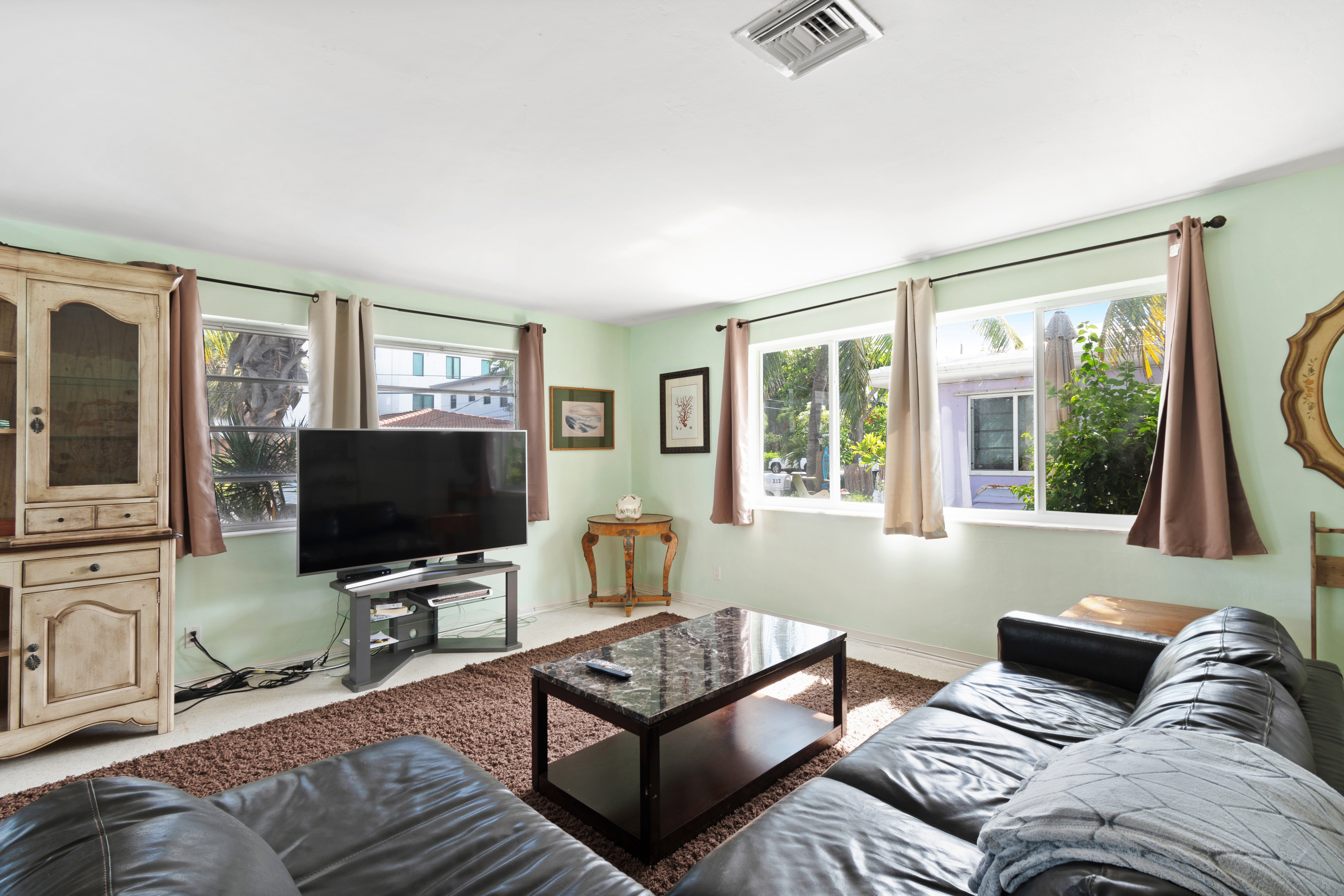 Hollywood Condo 962359