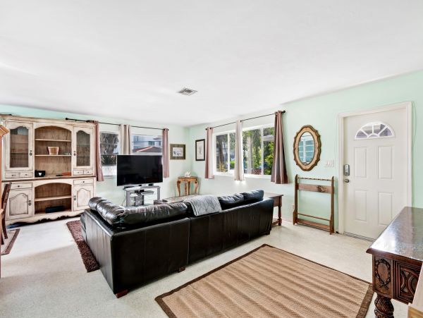 Hollywood Condo 962359