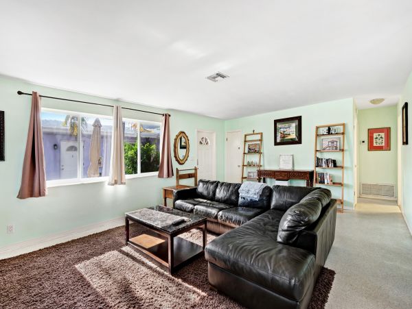 Hollywood Condo 962359
