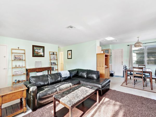 Hollywood Condo 962359