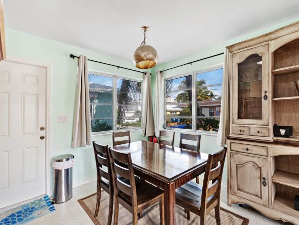 Hollywood Condo 962359