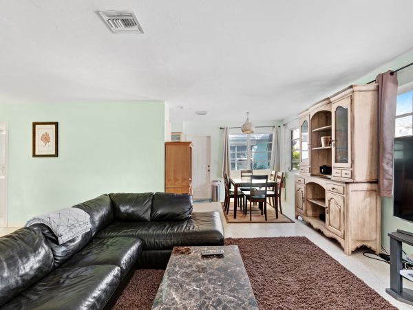 Hollywood Condo 962359