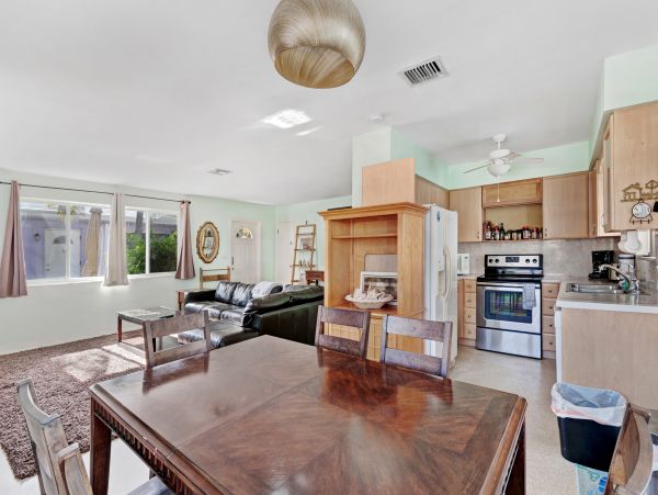 Hollywood Condo 962359