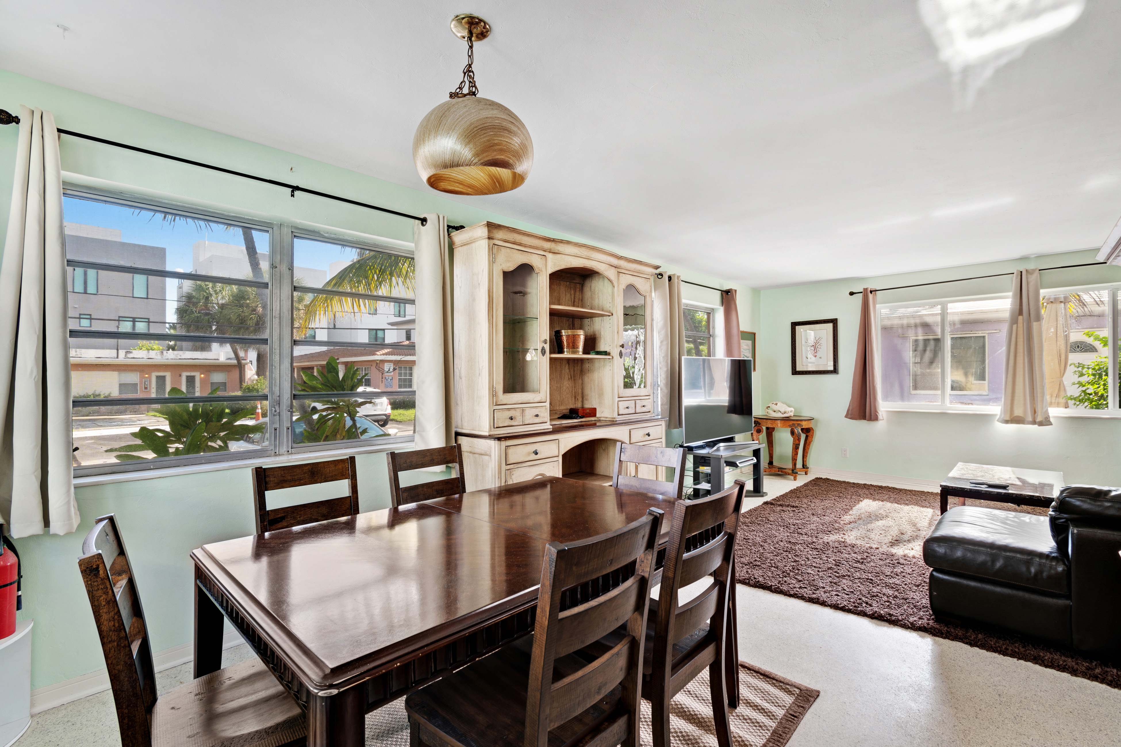 Hollywood Condo 962359