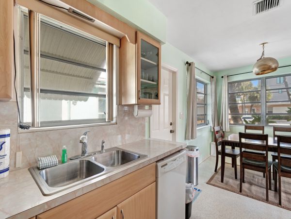 Hollywood Condo 962359
