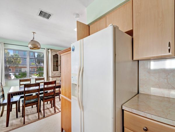 Hollywood Condo 962359