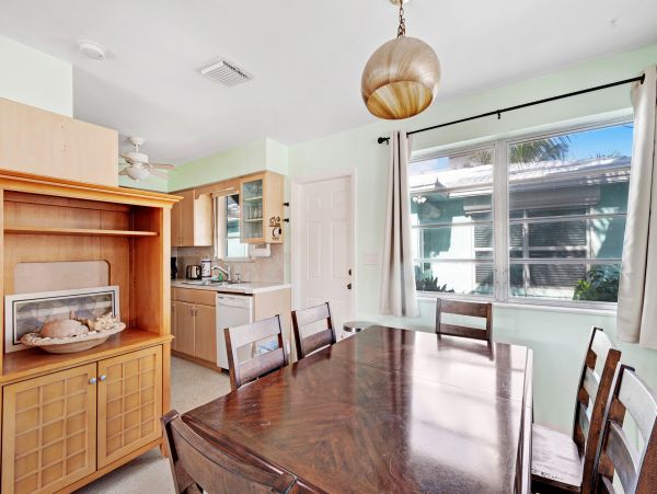 Hollywood Condo 962359