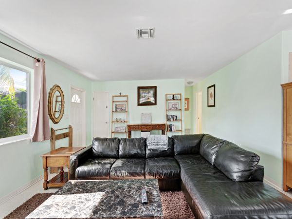 Hollywood Condo 962359