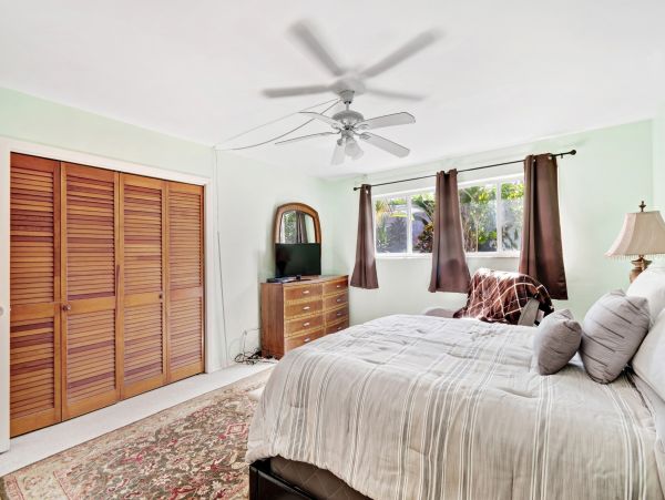 Hollywood Condo 962359