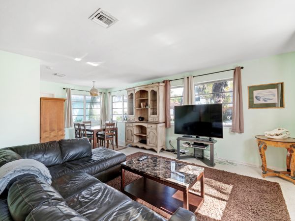 Hollywood Condo 962359