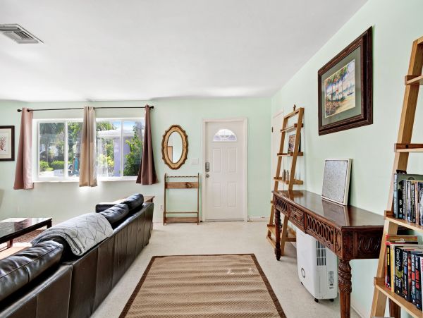 Hollywood Condo 962359
