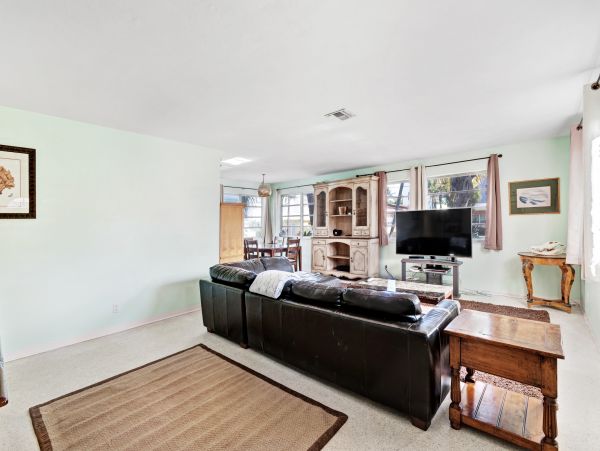 Hollywood Condo 962359